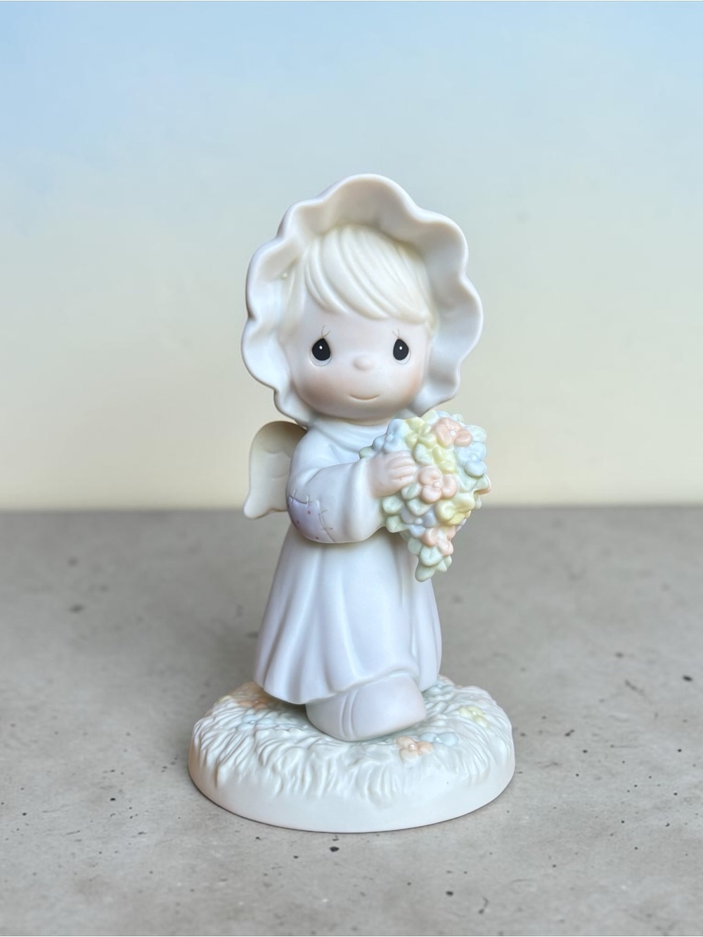 Precious Moments 184268 "A Bouquet From God's Garden of Love" Angel 1996